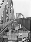 834370 Afbeelding van de herstellingswerkzaamheden aan de spoorbrug over de Waal te Nijmegen, tijdens de vervanging van ...